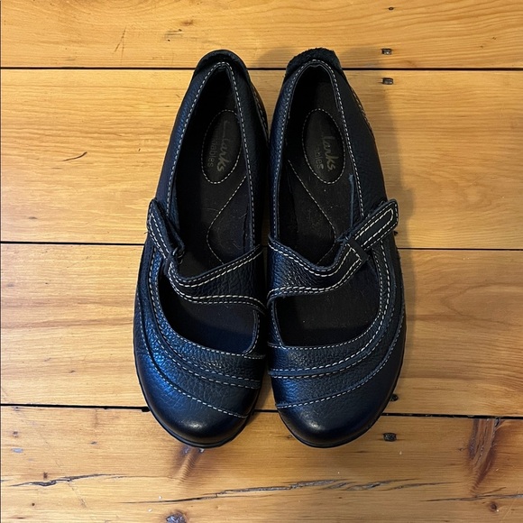 CLARKS Ashland Avenue Mary Jane Flats Shoes Black Leather Round Toe Velcro EUC - Picture 6 of 8